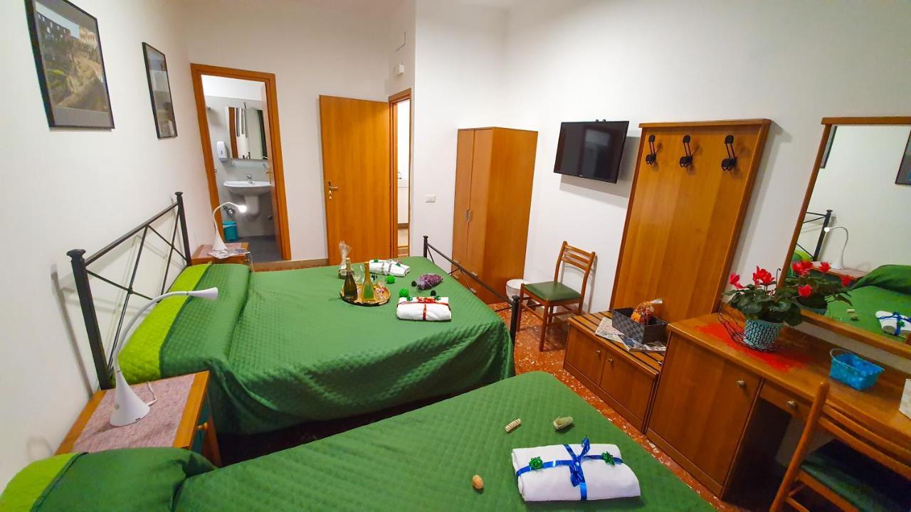 La Casa Verde Roma - Free Secure Parking If You Book 3 Nights Pensionat